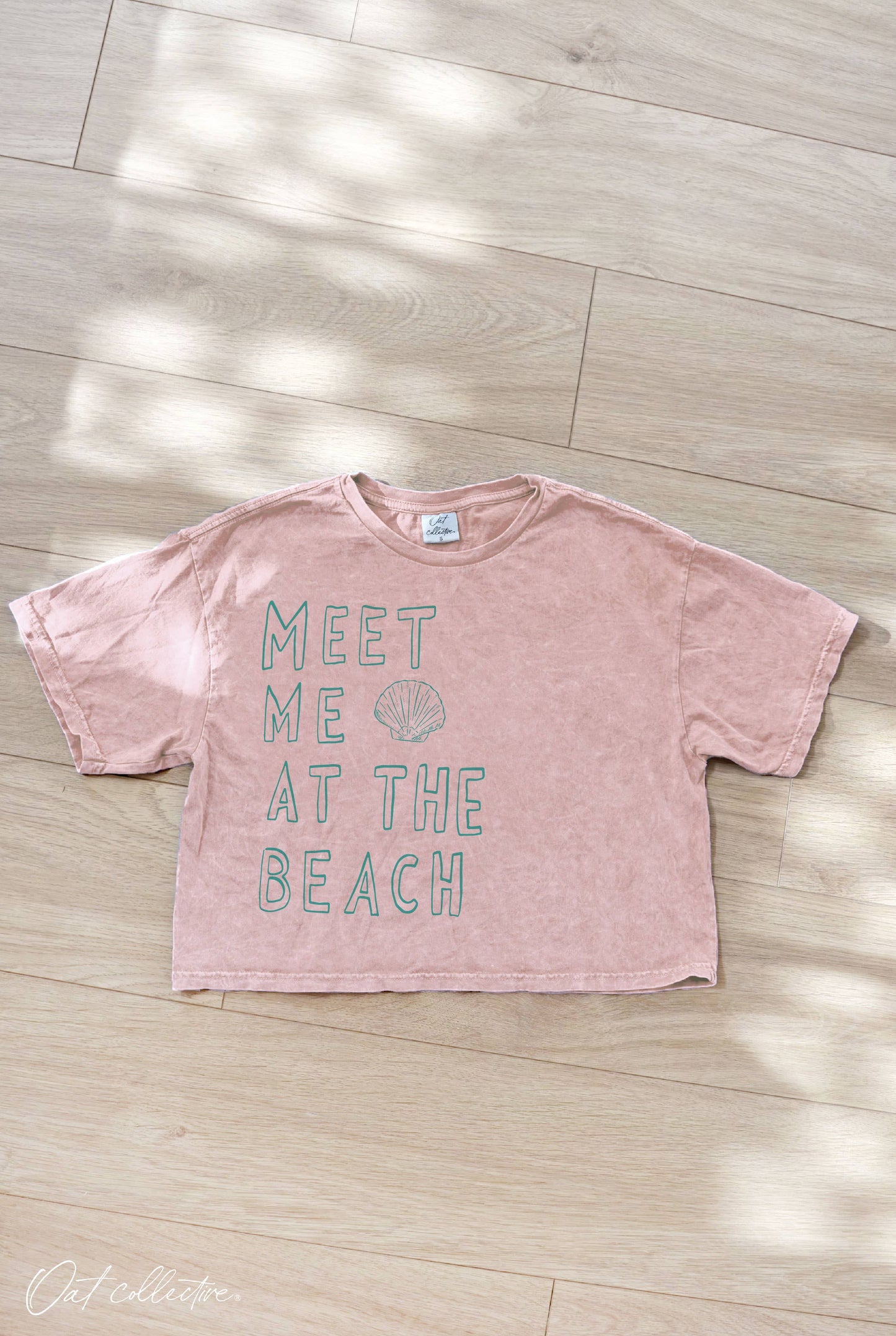 MEET ME AT THE BEACH Cropped Mineral Graphic Top
