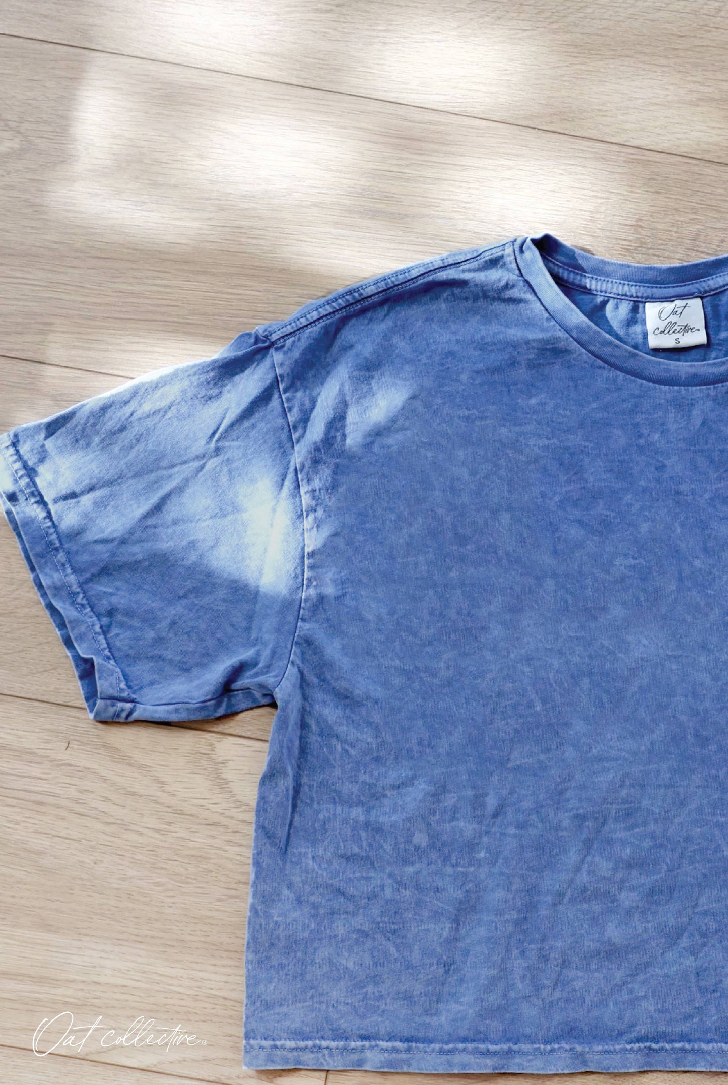 MEET ME AT THE BEACH Cropped Mineral Graphic Top