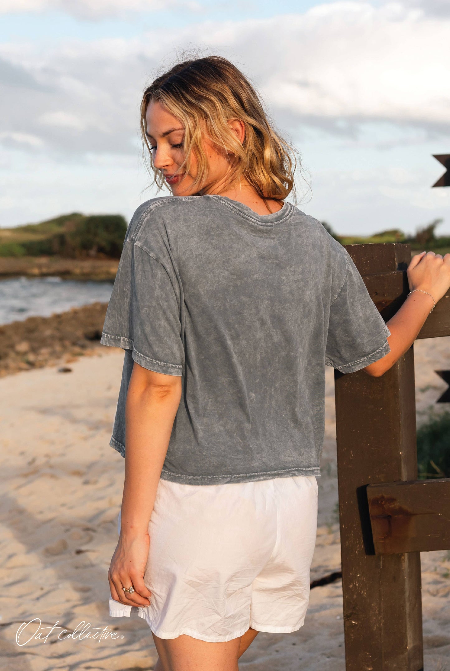 MEET ME AT THE BEACH Cropped Mineral Graphic Top