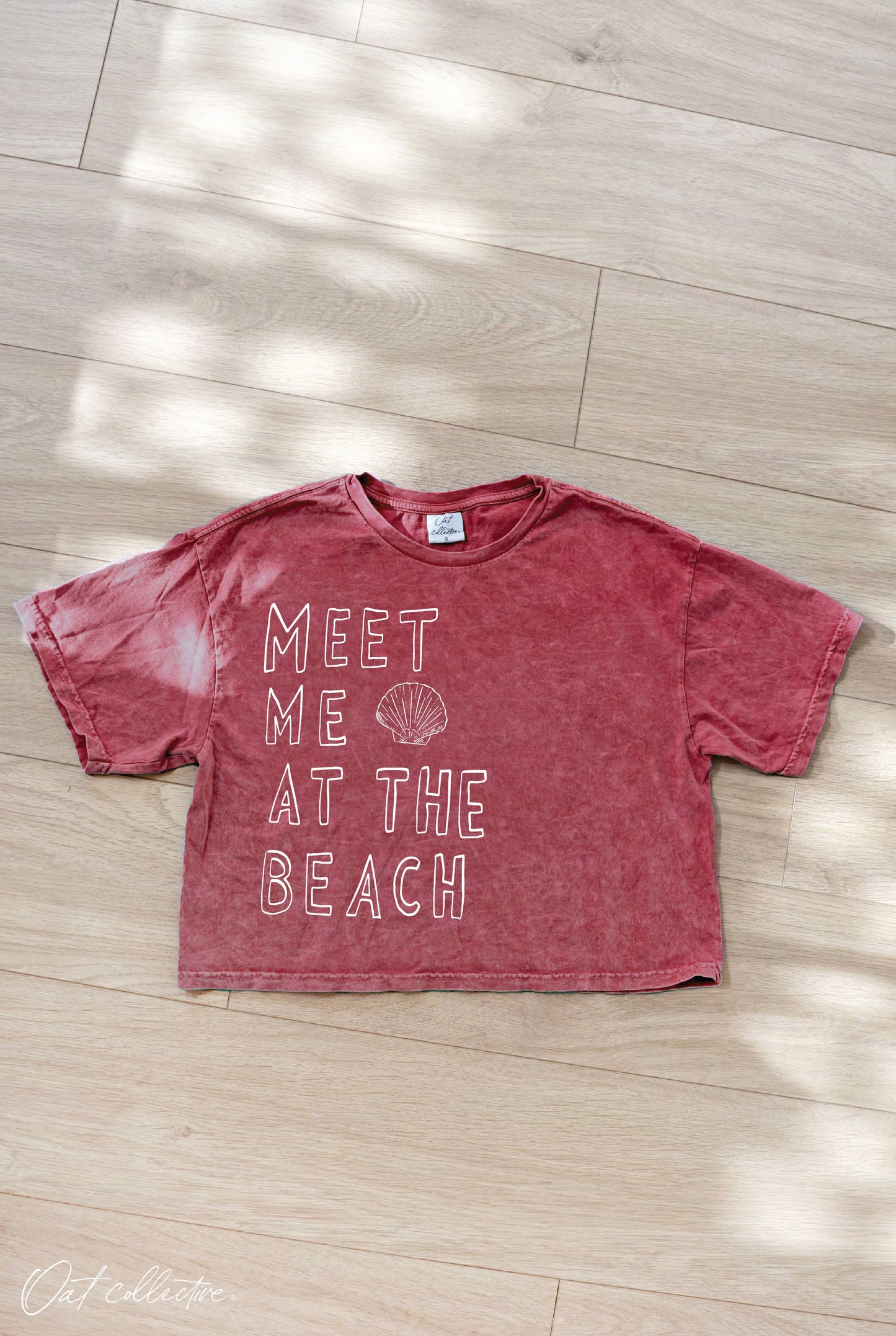 MEET ME AT THE BEACH Cropped Mineral Graphic Top