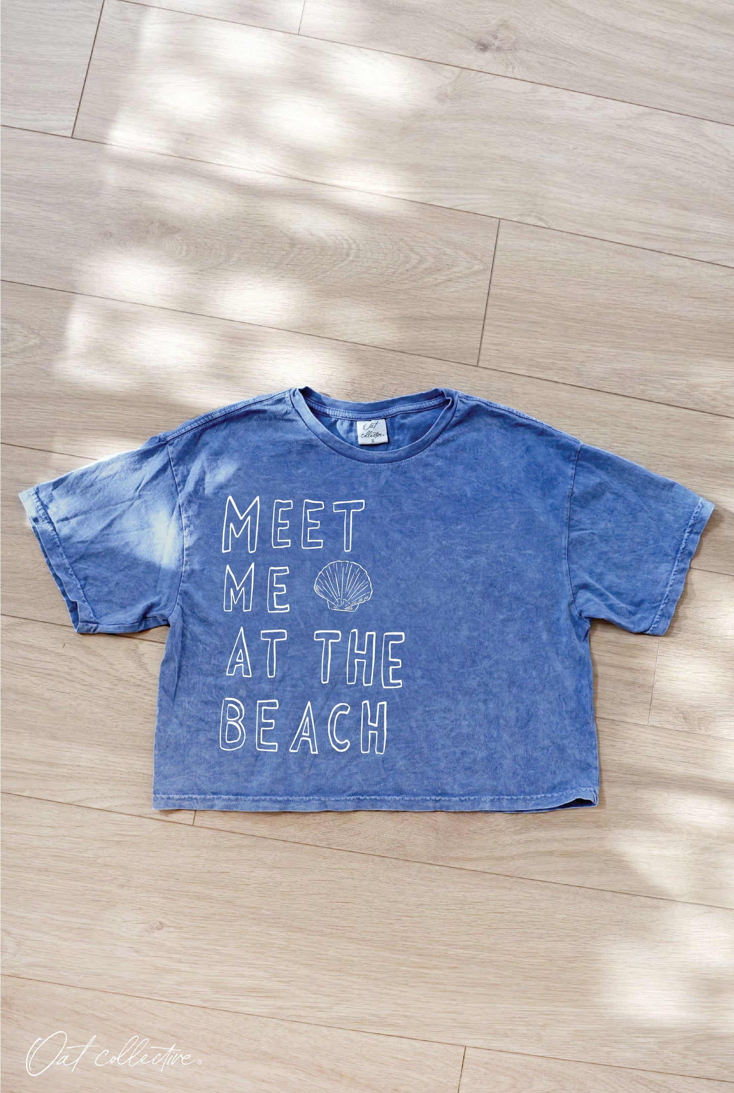 MEET ME AT THE BEACH Cropped Mineral Graphic Top