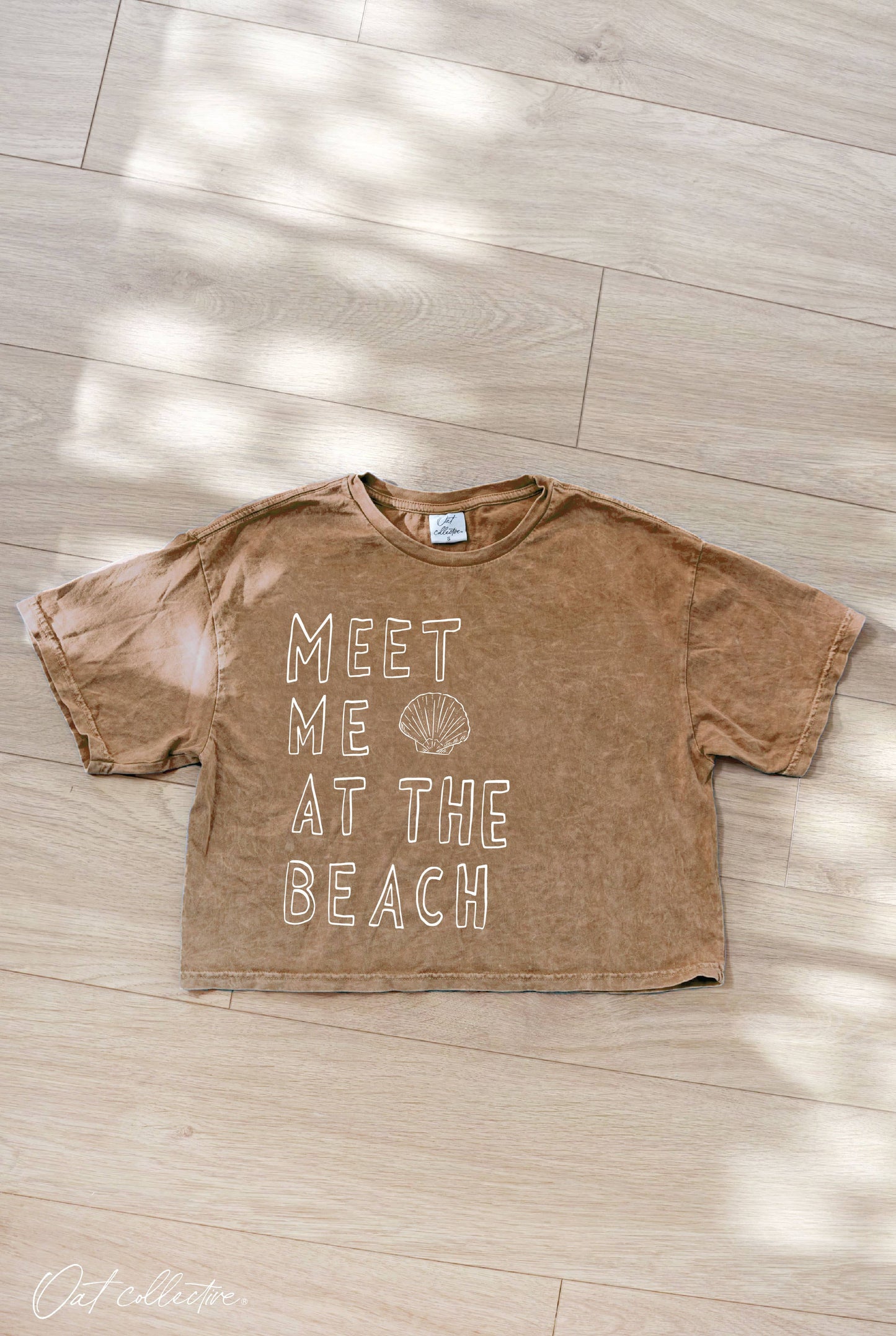 MEET ME AT THE BEACH Cropped Mineral Graphic Top